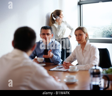 Frau mit Handy, business meeting Stockfoto