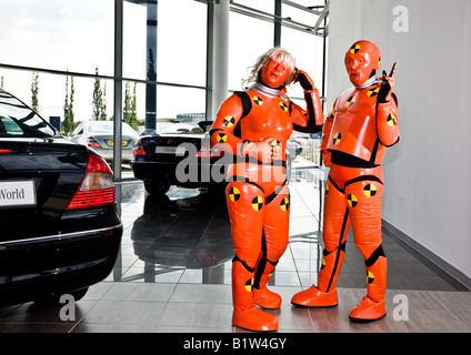 Crash Test Dummies suchen rund um Mercedes Benz Welt in Brooklands Surrey Stockfoto