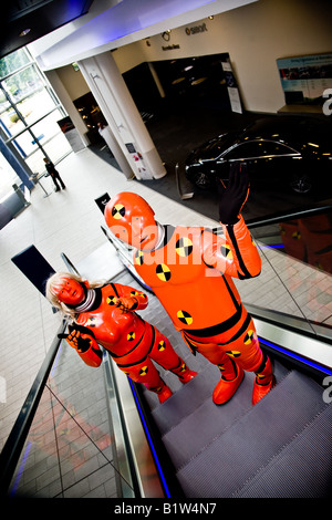 Crash Test Dummies suchen rund um Mercedes Benz Welt in Brooklands Surrey und Reisen hinauf die Rolltreppe Stockfoto