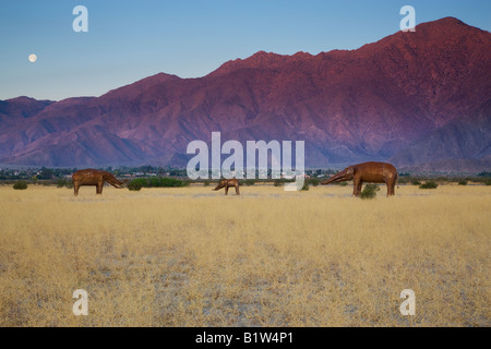 Metall-Skulpturen des Künstlers Ricardo Breceda in der Nähe von Anza Borrego Desert State Park Borrego Springs Kalifornien gomphotherium Stockfoto