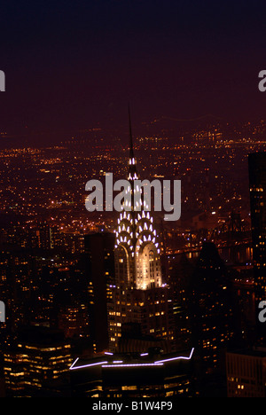 Skyline von New York mit dem Chrysler Building gesehen in der Nacht vom Empire State Building New York USA Stockfoto