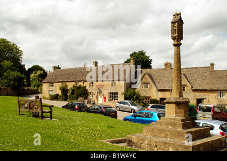 Guiting Power Dorfanger mit Denkmal Cotswolds Gloucestershire, England Stockfoto