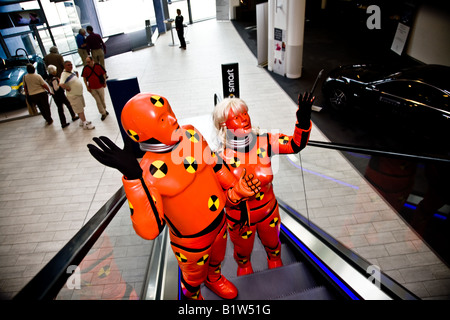 Crash Test Dummies suchen rund um Mercedes Benz Welt in Brooklands Surrey und Reisen hinauf die Rolltreppe Stockfoto