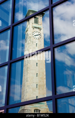 Southampton Civic Centre Clock Tower, Kimber Schornstein, spiegelt sich in BBC South Atelierfenster Stockfoto