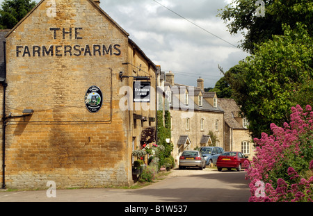 Englische Country-Pub im englischen Cotswolds Dorf Guiting Power Gloucestershire Stockfoto