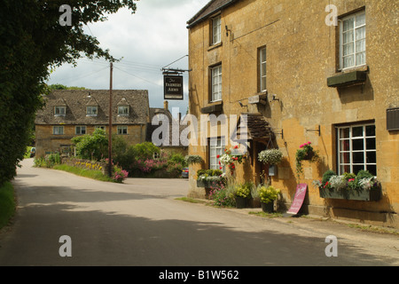 Englische Country-Pub im englischen Cotswolds Dorf Guiting Power Gloucestershire Stockfoto