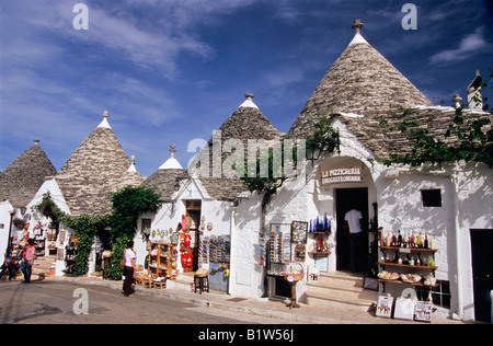 Geschäfte, Alberobello, Apulien, Provinz Bari, Italien Stockfoto