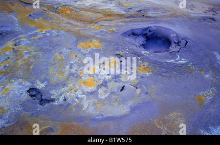 Mineralische Ablagerungen Surround Schlamm Topf in Leirhnjukur geothermische Gebiet, Island Stockfoto