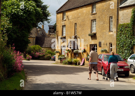 Englische Country-Pub in den Cotswolds Dorf Guiting Power Gloucestershire England Familie an Land gehen Stockfoto