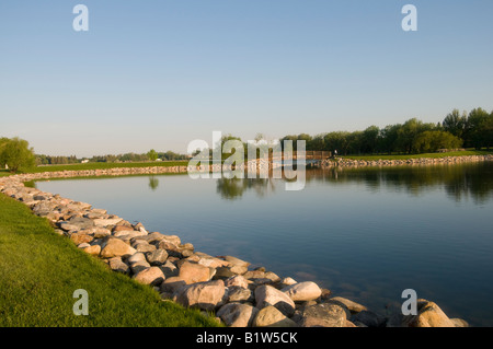 Henderson Lake Küstenlinie in Lethbridge, Alberta ist ein Mann aus See Teil der St Mary s Bewässerung-Projekt Stockfoto