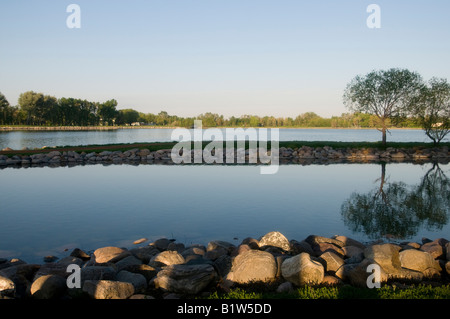 Henderson Lake Küstenlinie in Lethbridge, Alberta ist ein Mann aus See Teil der St Mary s Bewässerung-Projekt Stockfoto