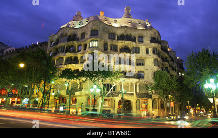 Antoni Gaudis Casa Mila oder La Pedrera Gebäude am Sonnenuntergang / Nacht Passeig de Gracia Eixample Barcelona Catalunya Spanien Stockfoto