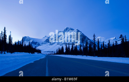 Kanada Alberta Banff National Park Icefields Parkway Straße führt durch Berge Stockfoto