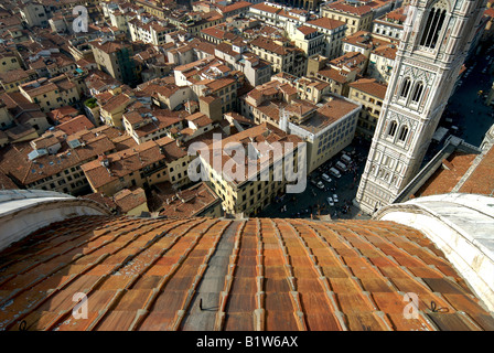 Blick vom Dom-Dach mit Giottos Glockenturm (Campanile) im Blick zu Boden Florenz, Italien Stockfoto