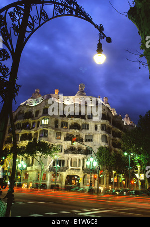 Antoni Gaudis Casa Mila oder La Pedrera Gebäude am Sonnenuntergang / Nacht Passeig de Gracia Eixample Barcelona Catalunya Spanien Stockfoto