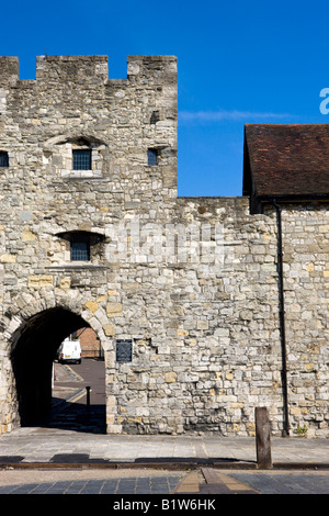 Westgate in den mittelalterlichen Mauern des alten Southampton, Hampshire. Stockfoto