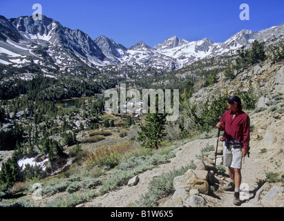 Wanderer auf dem Mono Pass Trail befasst sich mit kleinen Seen-Tal in der östlichen Sierra Nevada in Kalifornien Stockfoto