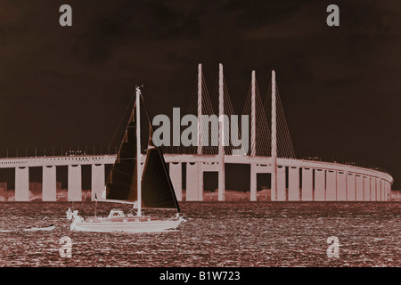 Segelboot vor der Brücke zwischen Dänemark und Schweden Stockfoto
