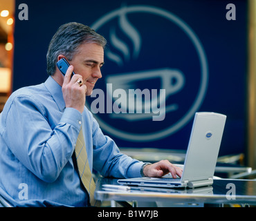 Mann mit Laptop im café Stockfoto