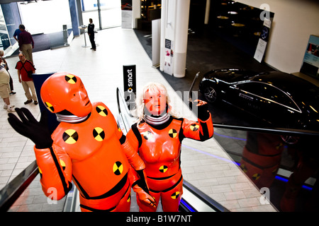 Crash Test Dummies suchen rund um Mercedes Benz Welt in Brooklands Surrey und Reisen hinauf die Rolltreppe Stockfoto