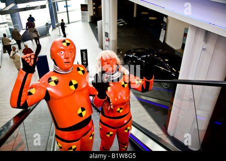 Crash Test Dummies suchen rund um Mercedes Benz Welt in Brooklands Surrey und Reisen hinauf die Rolltreppe Stockfoto