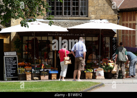 Gemischtwarenladen verkaufen Obst und Gemüse in Broadway eine nördliche Cotswold-Stadt in Worcestershire England UK Stockfoto