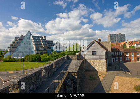 Blick von den alten Mauern des Southampton in Richtung Grand Harbour Hotel und mittelalterliche Händler Halle Hampshire England Stockfoto