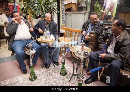 Kairo, Ägypten, Afrika. Fishawi s Kaffeehaus in Khan al Khalili Markt. Männer Rauchen von Wasserpfeifen Stockfoto