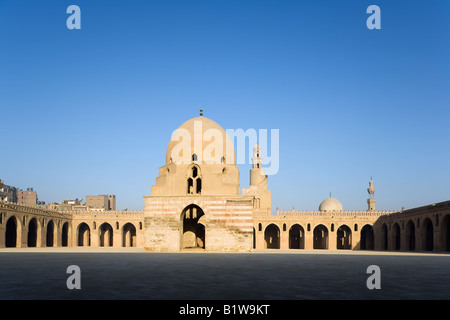 Kairo, Ägypten. Moschee Ibn Tulun, Waschung Brunnen im Innenhof Stockfoto