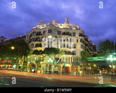 Antoni Gaudis Casa Mila oder La Pedrera Gebäude am Sonnenuntergang / Nacht Passeig de Gracia Eixample Barcelona Catalunya Spanien Stockfoto