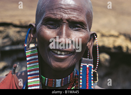 Massai-Frau in traditioneller Kleidung tragen Ohr Schmuck aus Perlen Leder-Panels Masai Mara National Reserve Kenia in Ostafrika Stockfoto