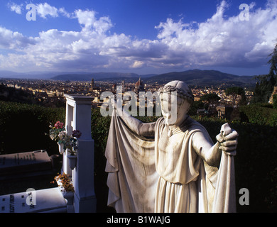 Statue Frau in San Miniato al Monte Friedhof Duomo in Florenz Florenz Toskana Italien Hintergrund verschwommen Stockfoto