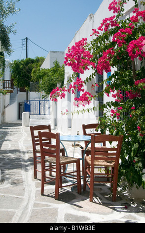 klassische griechische Taverne Möbel Restaurant Café auf den Stein gemalt Straße Inseln Griechenlands mit Blumen Stockfoto