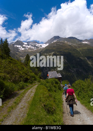 Eine Frau zu Fuß auf einem Weg aus der Sulzenaualm an der Spitze des Stubaitales österreichischen Tirol Stockfoto