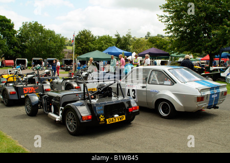 Prescott Speed Hill Climb Sommertreffen Gloucestershire England Konkurrenten versammeln sich im Fahrerlager Stockfoto