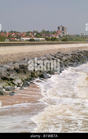 Wellen am Deich frinton Stockfoto