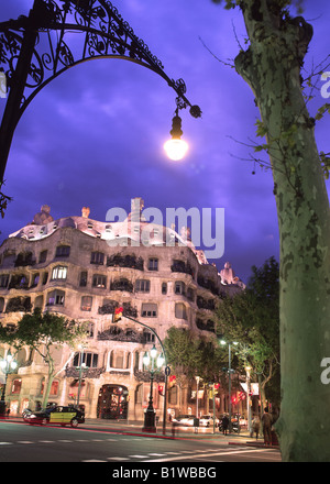 Antoni Gaudis Casa Mila oder La Pedrera Gebäude am Sonnenuntergang / Nacht Passeig de Gracia Eixample Barcelona Catalunya Spanien Stockfoto