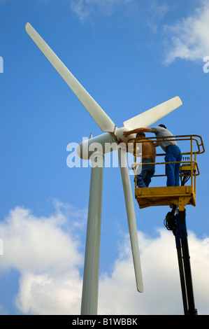Wartung Windkraftanlage - Auftragnehmer nicht sicher Helmen oder Kleidung, Frankreich. Stockfoto