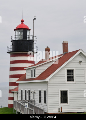 Die West Quoddy Head Light nahe Lubec, Maine, USA ist am östlichen Punkt auf dem Festland der Vereinigten Staaten. Stockfoto