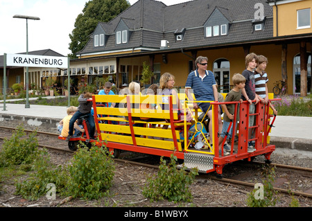 Gruppe von Personen auf einem Grenzland Draisine Kranenburg, unteren Rheinland angekommen. Stockfoto