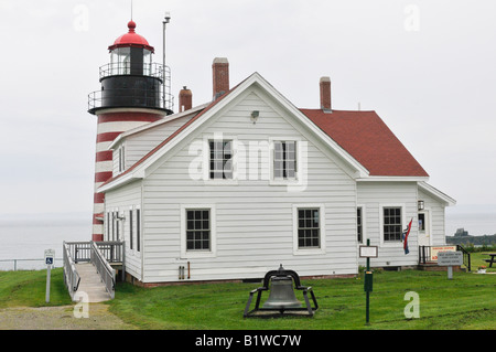 Die West Quoddy Head Light nahe Lubec, Maine, USA ist am östlichen Punkt auf dem Festland der Vereinigten Staaten. Stockfoto