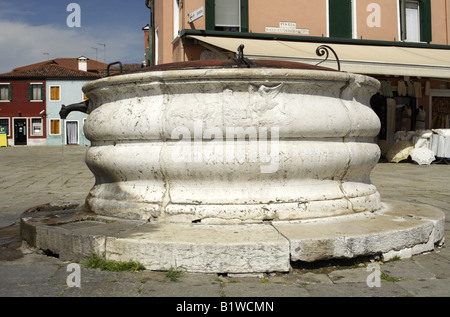 Alten Brunnen und Brunnen auf dem Hauptplatz von Burano, Italien Stockfoto