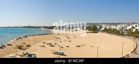 2 Bild Stich Panoramablick auf den Strand mit Fischerbooten neben der Medina in der Stadt von Hammamet, Tunesien. Stockfoto