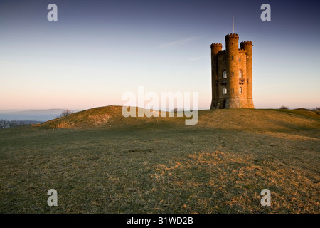 Sehr berühmten Broadway Tower mit Blick auf das malerische Dorf Broadway.  Am frühen Morgen mit Sonnenaufgang hinter. Stockfoto