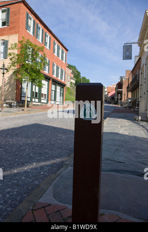 Der Appalachian Trail führt durch High Street, Harpers Ferry National Historical Park, Harpers Ferry, West Virginia. Stockfoto