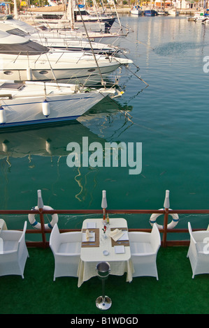 Eine Tabelle eingerichtet, bereit für das Abendessen in einer exklusiven waterside Restauarant in der Marina Yasmine Hammamet, Tunesien. Stockfoto