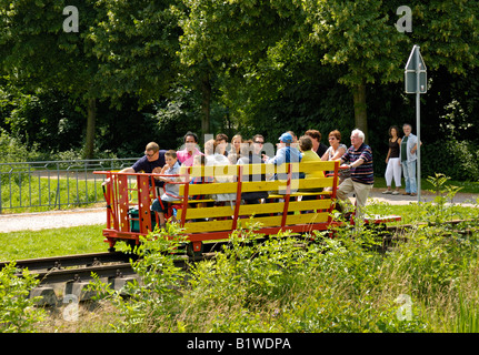 Gruppe von Personen auf einem Grenzland Draisine in einer Parklandschaft in Kleve, unteren Rheinland. Stockfoto