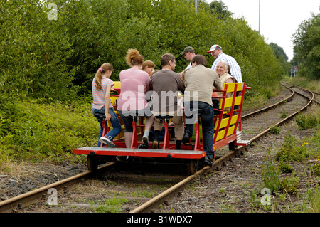 Gruppe von Personen auf einem Grenzland Draisine Kranenburg, unteren Rheinland verlassen. Stockfoto