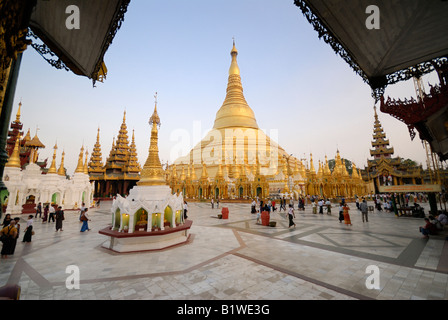 SHWEDAGON-Pagode eines der berühmtesten Gebäude in Myanmar und in Asien, YANGON Yangon, MYANMAR BURMA BIRMA, Asien Stockfoto