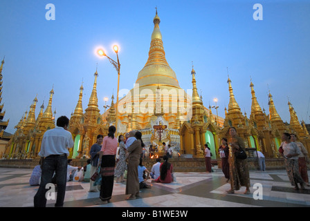 SHWEDAGON-Pagode eines der berühmtesten Gebäude in Myanmar und in Asien, Nachtaufnahme, YANGON Yangon, MYANMAR BURMA BIRMA, Asien Stockfoto